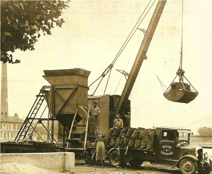 Leverger 1949 camion livraison de bois et charbons 